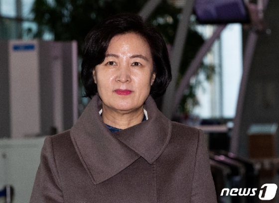 추미애 법무부 장관이 14일 오후 서울 종로구 세종대로 정부서울청사 별관에서 열린 정세균 국무총리 취임식에 참석하고 있다. 2020.1.14/뉴스1 © News1 이재명 기자