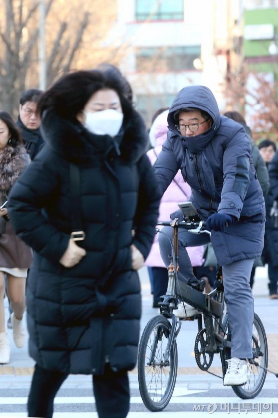 경기·강원 지역에 한파특보가 내려진 15일 오전 서울 종로구 광화문사거리 일대에서 시민들이 두꺼운 옷을 입고 발걸음을 옮기고 있다. / 사진=강민석 기자 msphoto94@