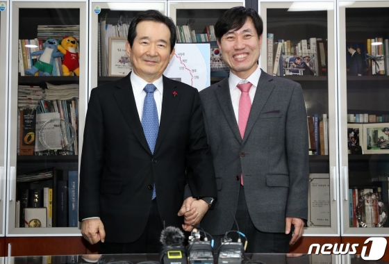 정세균 국무총리가 15일 오후 서울 여의도 국회 의원회관에서 하태경 새로운보수당 책임대표를 예방해 기념촬영을 하고 있다/사진=뉴스1
