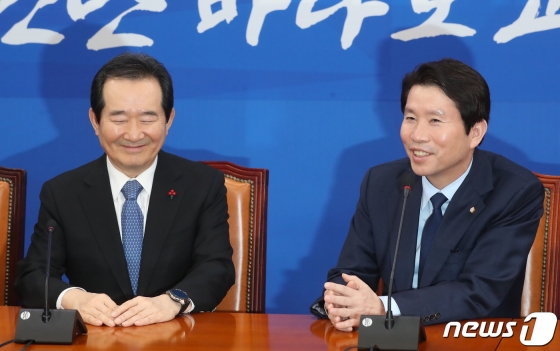 정세균 국무총리(왼쪽)가 15일 오후 서울 여의도 국회에서 이인영 더불어민주당 원내대표를 찾아 이야기를 나누며 환하게 웃고 있다./사진=뉴스1