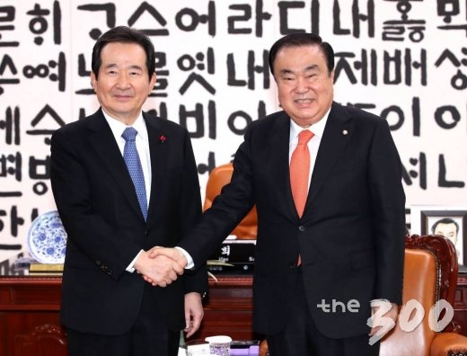 정세균 국무총리가 15일 오후 서울 여의도 국회를 방문, 문희상 의장을 예방하고 있다./사진=홍봉진 기자
