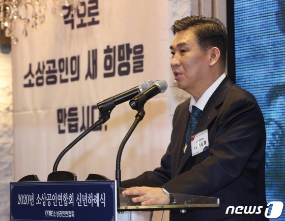 최승재 소상공인연합회장이 15일 오전 서울 여의도 서울시티클럽에서 열린 소상공인연합회 신년하례식에서 악수하고 있다. /사진=뉴스1