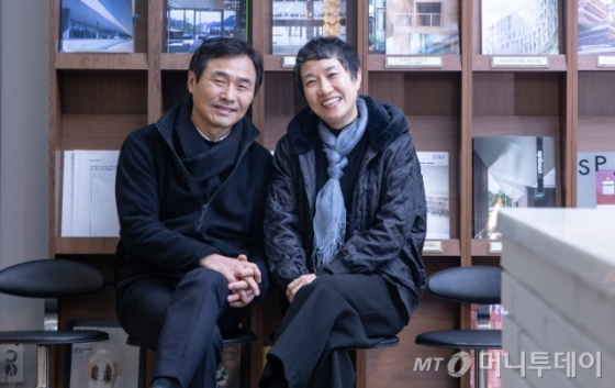 /사진=/사진=에이텍건축사사무소는 김상길(왼쪽) 대표와 김희옥(오른쪽) 대표의 두 탑 체제다.