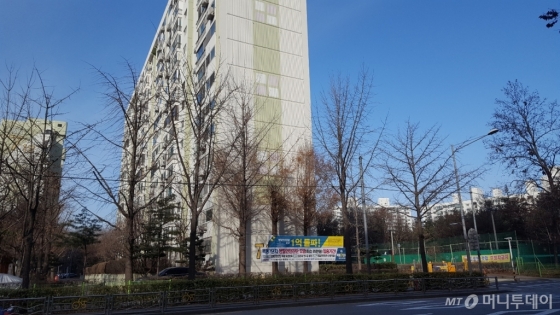 목동신시가지 7단지 인근에 붙은 안전진단 기금 관련 플래카드 /사진=송선옥 기자