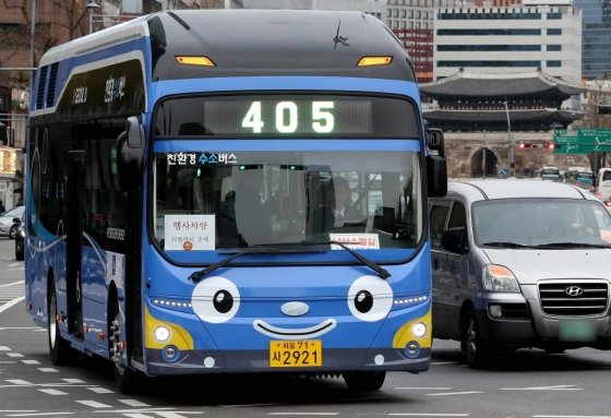 대기오염 물질을 배출하지 않는 친환경 수소버스가 21일 서울 도심에서 시범 운행되고 있다. / 사진=홍봉진 기자 honggga@