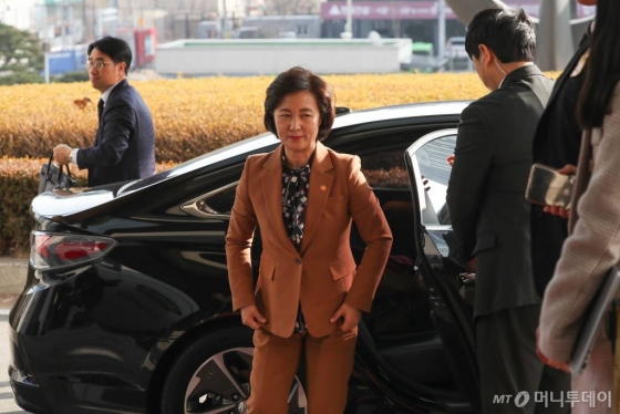추미애 법무부장관(62, 사법연수원 14기)이 김명수 대법원장(61, 15기)에게 부임인사를 하기위해 서울 서초동 대법원 청사로 들어가고 있다. 2020. 1. 9. / 사진=김휘선 기자 hwijpg@