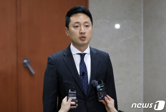 (서울=뉴스1) 박세연 기자 = 임한솔 정의당 부대표가 17일 오전 서울 여의도 국회 정론관 앞에서 탈당 기자회견을 갖고 있다. 임 부대표는 정의당을 탈당해 총선에 출마한다고 밝혔다. 2020.1.17/뉴스1