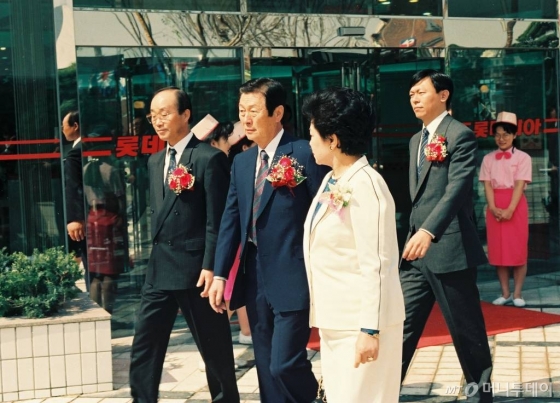 1991³â 5¿ù ·Ôµ¥¹éÈÁ¡ ¿µµîÆ÷Á¡ °³Á¡ ±â³ä½Ä¿¡ Âü¼®ÇÑ ½Å°ÝÈ£ ·Ôµ¥±×·ì ¸í¿¹È¸Àå ³»¿Ü, µÚ¿¡ ½Åµ¿ºó ·Ôµ¥±×·ì ȸÀå. / »çÁøÁ¦°ø=·Ôµ¥±×·ì