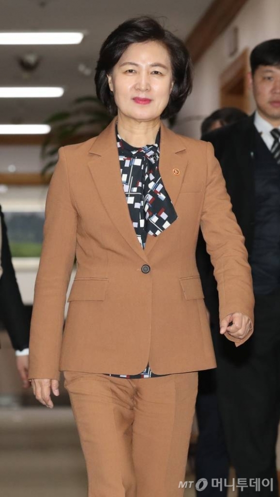 추미애 법무부 장관이 9일 오후 서울 서초동 대법원 대접견실에서 김명수 대법원장을 만나러 입장하고 있다. /사진=김휘선 기자
