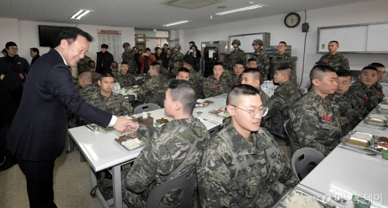 [사진]장병들과 대화하는 손학규 대표