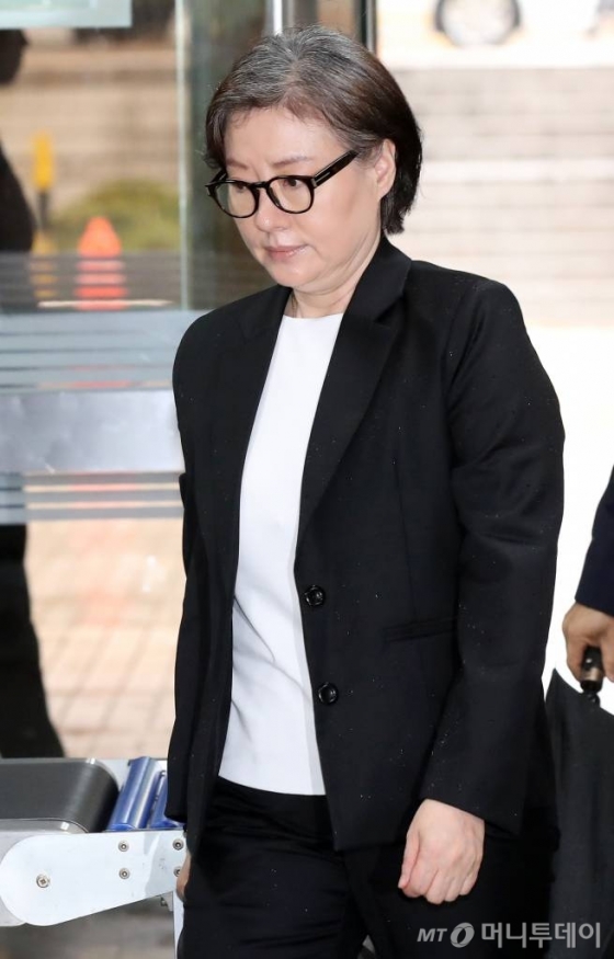 신격호 롯데그룹 총괄 명예회장과 사실혼 관계인 서미경 씨가 5일 오후 서초동 서울중앙지법에서 열리는 선고공판에 출석하기 위해 법정으로 향하고 있다. / 사진=홍봉진 기자 honggga@