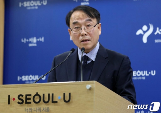 최정균 서울교통공사 사장직무대행이 20일 오후 서울시청 브리핑룸에서 '서울 지하철을 이용하는 시민께 드리는 글' 담화문 브리핑을 통해 입장을 밝히고 있다. 공사는 고심 끝에 4.5시간(4시간30분)에서 4.7시간(4시간42분)으로 12분 조정했던 운전 시간 변경을 잠정 중단하기로 했다"고 밝혔다. /사진=뉴스1