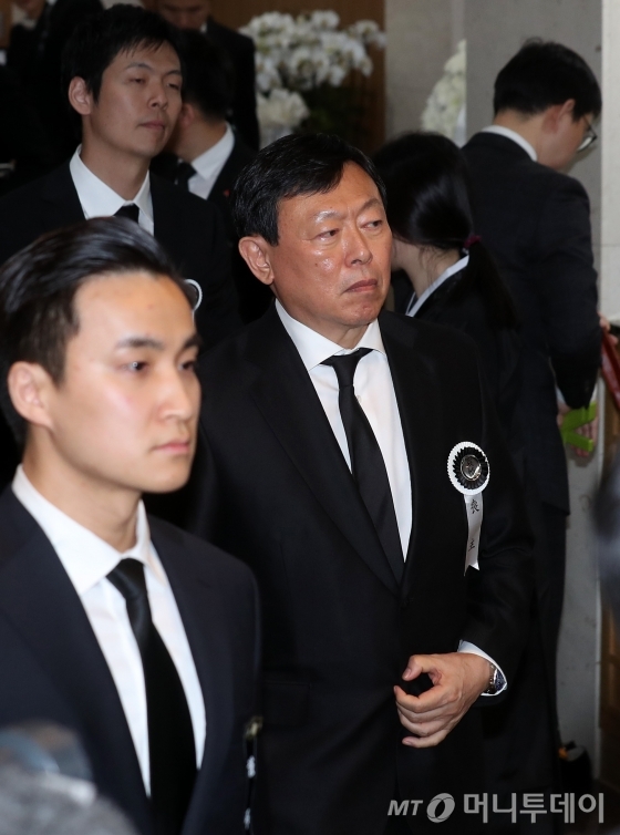 신동빈 롯데그룹 회장이 20일 송파구 서울아산병원 장례식장에 마련된 故 신격호 롯데그룹 명예회장의 빈소에서 입관식을 위해 나서고 있다. / 사진=김휘선 기자 hwijpg@