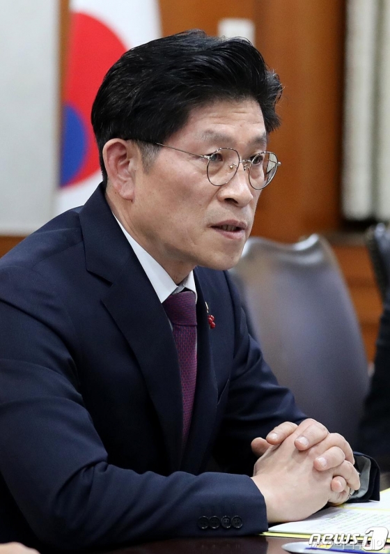 (서울=뉴스1) 박지혜 기자 = 노형욱 국무조정실장이 20일 오후 서울 종로구 정부서울청사에서 코로나바이러스 긴급회의를 주재하고 있다.이날 국내에서 신종 코로나바이러스로 인한 '우한(武漢) 폐렴' 확진자가 처음으로 확인됐다. 이에 보건당국이 감염병 위기 경보 수준을 ‘주의’ 단계로 격상했다. 국내에 우한 폐렴 환자가 유입된건 이번이 처음이다. 2020.1.20/뉴스1 <저작권자 © 뉴스1코리아, 무단전재 및 재배포 금지>