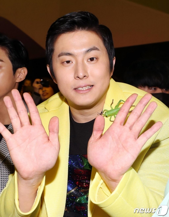 (서울=뉴스1) 권현진 기자 = 기안84가 20일 서울 중구 동대문디자인플라자(DDP)에서 열린 2019 F/W 서울패션위크 카루소(CARUSO) 패션쇼에 참석해 인사를 하고 있다. 2019.3.20/뉴스1 <저작권자 © 뉴스1코리아, 무단전재 및 재배포 금지>