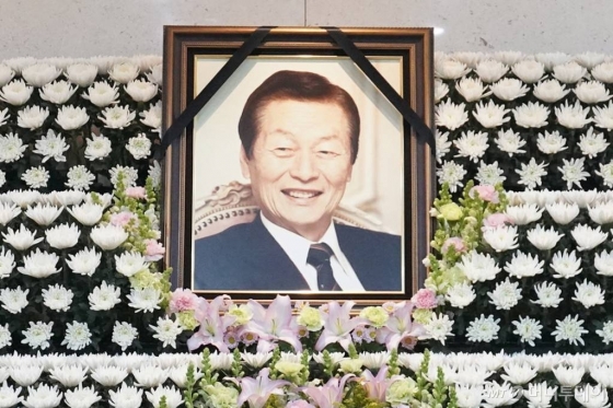 지난 19일 별세한 故 신격호 롯데그룹 명예회장의 빈소가 마련된 송파구 서울아산병원 장례식장에 고인의 영정이 놓여있다. /사진제공=롯데그룹