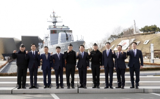 김광수 NH농협금융지주 회장(사진 왼쪽 여섯번째)과 임직원이 21일 경기 평택시 소재 해군 제2함대를 방문해 장병들을 격려했다./사진제공=NH농협금융지주