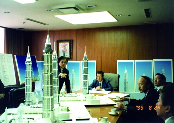 1995년 쇼 오쿠노 오쿠노디자인연구소 회장(왼쪽에서 세번째)이 신격호 롯데그룹 명예회장(왼쪽에서 두번째)과 롯데월드타워 건설 회의를 하고 있다. /사진제공=롯데