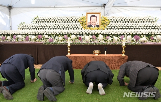 21일 울산시 울주군 둔기리 롯데별장 옆 고 신격호 롯데그룹 명예회장의 빈소가 마련되자 일가 친척들이 조문을 하고 있다. 2020.01.21. bbs@newsis.com