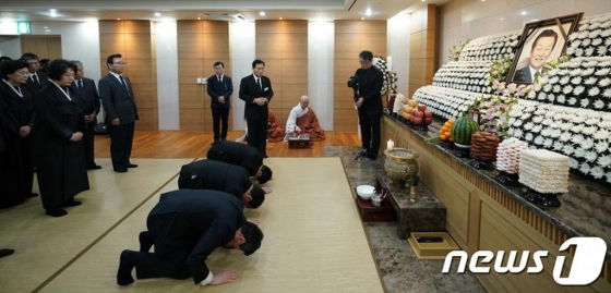 지난 19일 저녁 서울아산병원 장례식장에서 열린 롯데그룹 신격호 창업주 장례식 초례(장례를 시작하고 고인을 모시는 의식)에서 참석자들이 절하고 있다. 앞줄 왼쪽부터 신동빈 롯데그룹 회장 신준호 푸르밀 회장, 신동주 전 롯데홀딩스 부회장. (롯데지주 제공) 2020.1.20/뉴스1