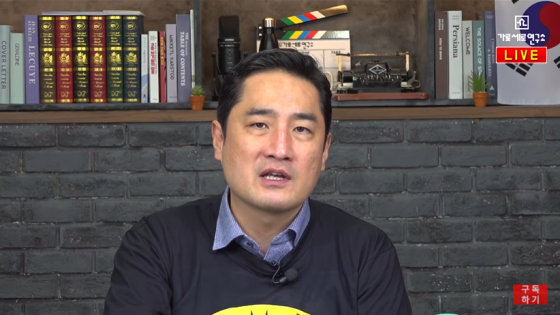 강용석 변호사는 지난 9일 가로세로연구소 유튜브 채널 방송에서 "저희 집사람은 김건모와 장지연을 모른다"고 말했다. /사진=가로세로연구소 유튜브