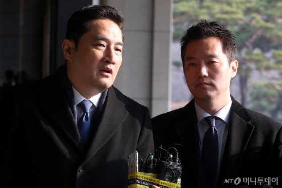 강용석 변호사(왼쪽), 김세의 전 mbc 기자가 지난 9일 오전 가수 김건모의 성폭행 의혹 관련 고소장을 제출하기 위해 서울 서초구 서울중앙지방검찰청에 들어서기에 앞서 취재진의 질문을 답하고 있다./ 사진=강민석 기자 msphoto94@