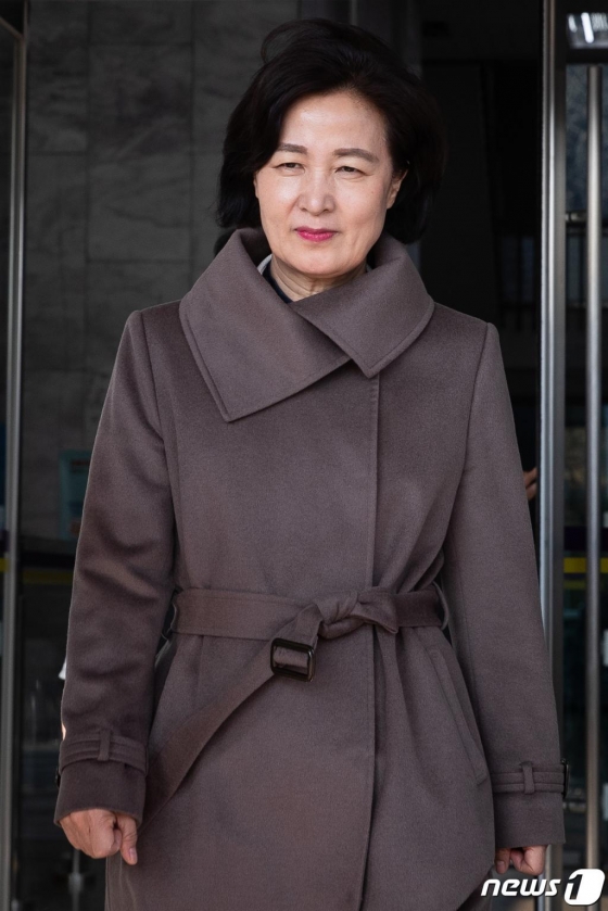 추미애 법무부 장관이 23일 경기 정부과천청사에서 점심식사를 위해 이동하고 있다.  법무부는 23일 고검검사급 검사 257명과 일반검사 502명 등 759명에 대한 인사를 다음달 3일자로 단행했다. 청와대 관련 수사팀을 이끌었던 차장검사들은 모두 교체됐다. 다만 수사팀의 부장검사들은 상당수 유임됐고, 부부장검사 및 평검사들은 대부분 남는다. 2020.1.23/사진=뉴스1