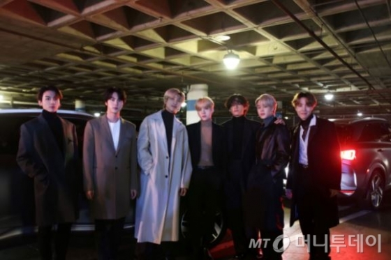 26일(현지시간) 방탄소년단이 제62회 그래미 어워즈 레드카펫 행사에 참석하기 위해 탑승할 현대차 수소전기차 ‘넥쏘’ 앞에서 기념촬영을 하고 있다. 왼쪽부터 정국, 진, RM, 슈가, 뷔, 지민, 제이홉./사진제공=현대차