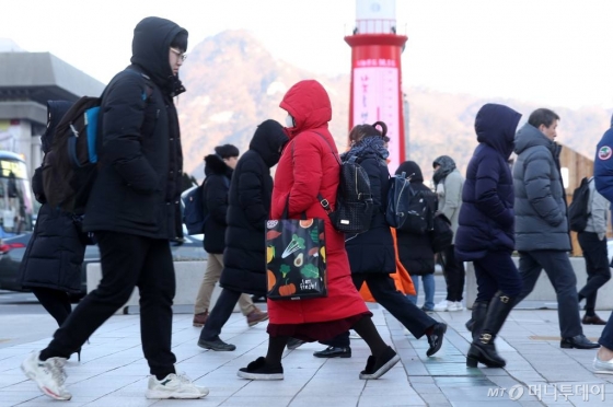 전국 대부분 지역에 한파특보가 내려진 31일 오전 서울 광화문 네거리에서 시민들이 발걸음을 옮기고 있다. /사진=김휘선 기자 hwijpg@