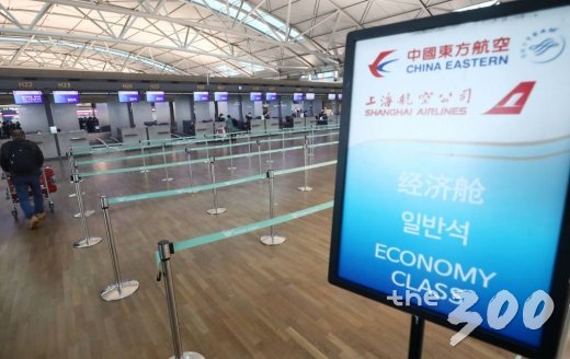  신종 코로나바이러스 감염증인 '우한 폐렴'이 전세계적으로 확산되고 있는 가운데 28일 인천국제공항 중국 항공사의 탑승수속 창구가 한산한 모습을 보이고 있다. / 사진=이기범 기자 leekb@