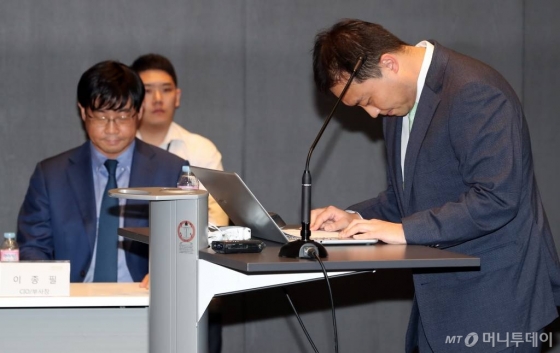  원종준 라임자산운용 대표이사가 14일 오후 서울 여의도 IFC에서 최근 6200억원 규모의 사모펀드 환매 중단 사태 관련 브리핑에 앞서 인사하고 있다. / 사진=이기범 기자 leekb@