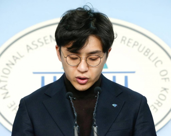 미투 논란 의혹이 제기된 더불어민주당 영입인재 2호 원종건 씨가 28일 오전 서울 여의도 국회 정론관에서 영입인재 자격을 자진 반납하겠다는 기자회견을 하고 있다. / 사진=홍봉진 기자 honggga@