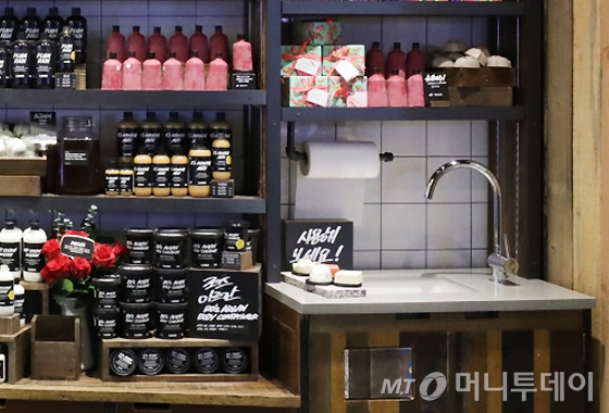 러쉬 강남역점 매장에 마련된 고객 체험용 개수대/사진제공=러쉬(LUSH)