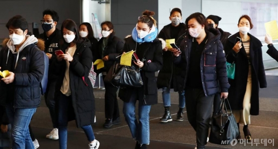 신종 코로나바이러스 감염증인 '우한 폐렴'이 전세계적으로 확산되고 있는 가운데 28일 인천국제공항 입국장에서 중국발 항공기 이용객들이 건강상태질문서 제출을 위해 이동하고 있다. / 사진=이기범 기자 leekb@