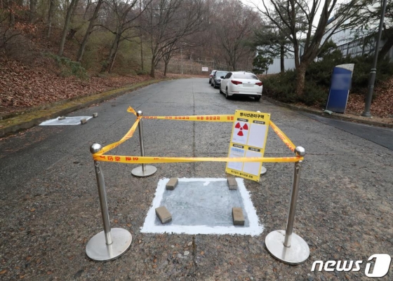 22일 오후 대전 유성구 한국원자력연구원 내 시설에서 한국원자력안전기술원 사건조사팀이 방사성 물질이 방출된 원인을 조사중인 가운데 시설내 배수관에 방근시트가 설치돼 있다.  원자력안전위원회에 따르면 원자력연구원은 지난해 12월30일 연구원 정문 앞 하천 토양에서 시료를 채취했고, 올해 1월 6일 이 시료에서 방사능 농도가 증가한 사실을 확인했다. 최근 3년간 이곳의 세슘137 핵종의 평균 방사능 농도는 0.432 ㏃/㎏ 미만이었지만, 조사 결과 59배 가량에 해당하는 25.5㏃/㎏까지 오른 것으로 확인됐다. 2020.1.22/사진=뉴스1  