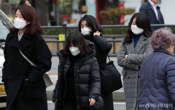 중국에서 시작된 신종 코로나바이러스(우한 폐렴) 공포가 확산되고 있는 28일 오전 서울 종로구 세종로 네거리에서 시민들이 마스크를 쓴 채 발걸음을 옮기고 있다. / 사진=김창현 기자 chmt@