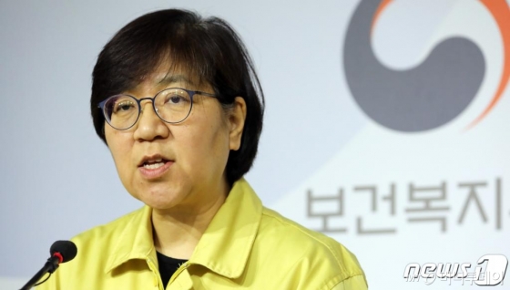 (세종=뉴스1) 장수영 기자 = 정은경 질병관리본부장이 1일 정부세종청사 보건복지부 브리핑실에서 신종 코로나바이러스 국내 발생 현황 브리핑을 하고 있다. 질병관리본부는 확진자는 12명, 음성 격리해제는 289명, 검사진행 중은 70명이라고 밝혔다. 오늘 추가 확진된 중국인 12번 환자는 일본에서 확진자와 접촉한 뒤 입국, 검사 후 확진판정을 받았다고 설명했다. 2020.2.1/뉴스1 <저작권자 © 뉴스1코리아, 무단전재 및 재배포 금지>
