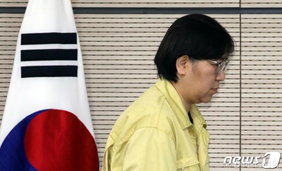 (세종=뉴스1) 장수영 기자 = 정은경 질병관리본부장이 30일 정부세종청사 보건복지부 브리핑실에서 신종 코로나바이러스 국내 발생현황 브리핑을 하기 위해 단상에 서고 있다. 질병관리본부는 신종 코로나바이러스 감염증 추가 확진 환자는 없다고 밝혔다. 이어 30일 오전 9시 기준으로 총 244명의 조사대상 유증상자에 대한 진단검사 결과 확진은 4명, 검사 음성으로 격리해제는 199명, 41명은 검사진행 중이라고 밝혔다. 2020.1.30/뉴스1 <저작권자 © 뉴스1코리아, 무단전재 및 재배포 금지>