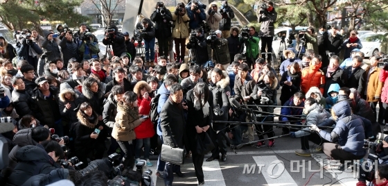'땅콩리턴' 사건으로 물의를 빚은 조현아 전 대한항공 부사장이 피의자신분조사를 받기 위해 17일 오후 서울 서부지방검찰청으로 출두하고 있다. / 사진=홍봉진기자 honggga@