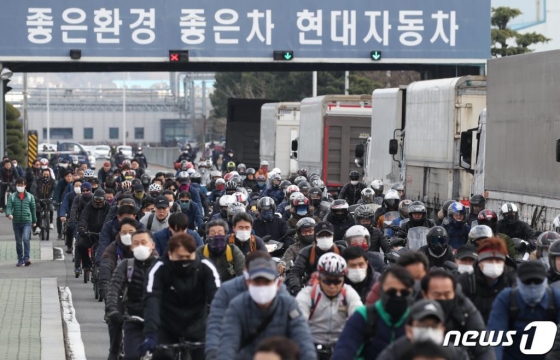 31일 울산시 북구 현대자동차 울산공장 오전 출근조 노동자들이 마스크를 착용하고 명촌정문을 통해 퇴근하고 있다. 현대차 울산공장은 최근 와이어링(전선 제품)을 공급하는 중국 공장이 신종 코로나바이러스 감염증(우한폐렴)으로 인해 당분간 가동을 멈춰 생산 차질을 겪게 됐다. 이에 따라 현대차는 이번 주말에 예정됐던 팰리세이드 생산 라인인 울산4공장 특근을 철회했다. 2020.1.31/사진=뉴스1