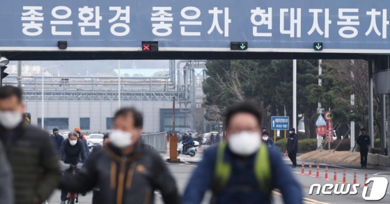 31일 울산시 북구 현대자동차 울산공장 오전 출근조 노동자들이 마스크를 착용하고 명촌정문을 통해 퇴근하고 있다. 현대차 울산공장은 최근 와이어링(전선 제품)을 공급하는 중국 공장이 신종 코로나바이러스 감염증(우한폐렴)으로 인해 당분간 가동을 멈춰 생산 차질을 겪게 됐다. 이에 따라 현대차는 이번 주말에 예정됐던 팰리세이드 생산 라인인 울산4공장 특근을 철회했다. 2020.1.31/사진=뉴스1 