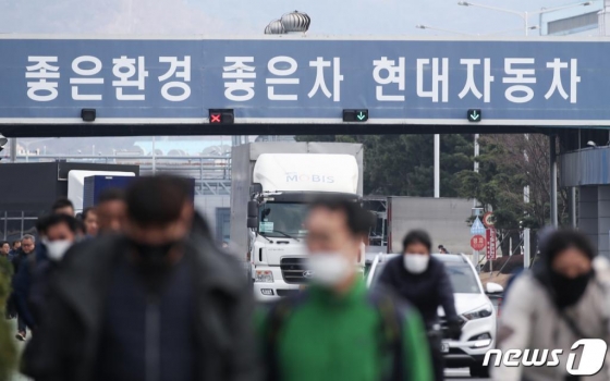 31일 울산시 북구 현대자동차 울산공장 오전 출근조 노동자들이 마스크를 착용하고 명촌정문을 통해 퇴근하고 있다. 현대차 울산공장은 최근 와이어링(전선 제품)을 공급하는 중국 공장이 신종 코로나바이러스 감염증(우한폐렴)으로 인해 당분간 가동을 멈춰 생산 차질을 겪게 됐다. 이에 따라 현대차는 이번 주말에 예정됐던 팰리세이드 생산 라인인 울산4공장 특근을 철회했다. 2020.1.31/사진=뉴스1 