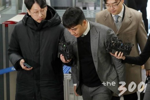 해외 원정도박 및 성매매 알선 등 혐의를 받는 그룹 빅뱅의 전 멤버 승리가 13일 오전 서초구 서울중앙지방법원에서 열리는 구속 전 피의자 심문(영장실질심사)에 출석하고 있다./사진=이기범 기자