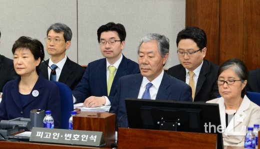 탄핵 법정에서의 박 전 대통령과 최순실 그리고 변호인단/사진=공동 취재단