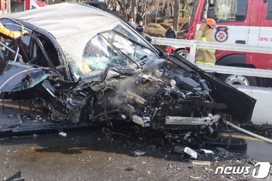 4일 오후 3시34분쯤 광주 서구 농성동 농성지하차도에서 3중 추돌사고가 나 승용차가 심하게 찌그러져 있다.(서부소방서 제공)2020.2.4/뉴스1 © News1 허단비 기자