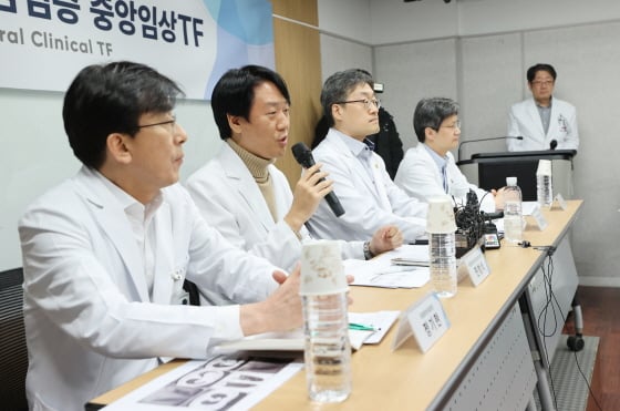 신종코로나바이러스 2번 확진자의 주치의였던 진범식 국립중앙의료원 감염내과 전문의가 5일 오후 서울 중구 국립중앙의료원에서 열린 2번 확진자 퇴원 및 13번 환자 임상 경과 관련 기자회견에서 기자들의 질문에 답하고 있다.이날 국내 신종 코로나바이러스 감염증의 국내 2번째 확진자가 완치 판정을 받고 퇴원했다. 국내 확진자 중 퇴원이 결정된 것은 이번이 처음이다. 2020.2.5/뉴스1<br>