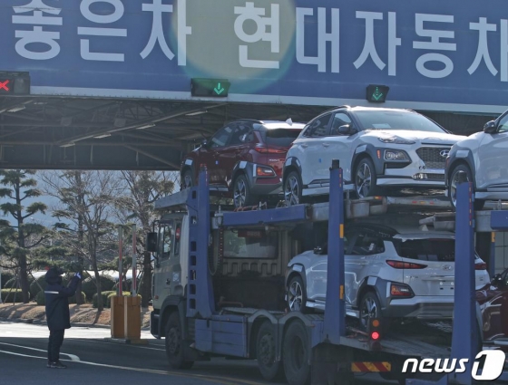 신종 코로나바이러스 감염증(우한폐렴) 사태로 인해 중국산 자동차 부품 공급이 중단되면서 현대자동차 공장 일부 라인이 휴업에 들어간 가운데 5일 오전 울산시 북구 현대차 명촌정문에서 관계자가 방문자들의 체온을 측정하고 있다. 현대차 울산 5개 공장은 순차적으로 휴업에 돌입해 7일 모든 생산을 중단한다. 2020.2.5/사진=뉴스1 