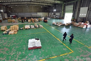 중국발 화물 급감에 한산한 세관검사장