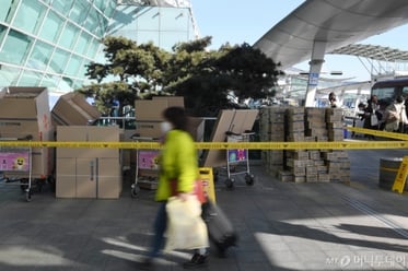 경찰에 적발된 '마스크 박스갈이' 현장