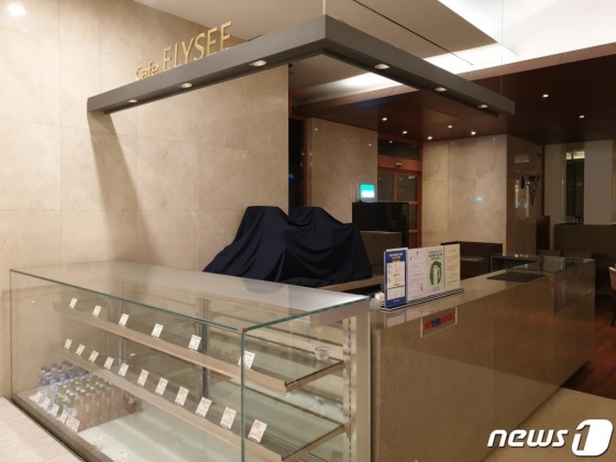 중국 후베이성 우한에서 입국했다가 뒤늦게 연락이 닿은 23번째 확진자가 다녀간 것으로 파악된 서울 중구 프레지던트 호텔 1층 카페가 문을 닫은 상태다. 이 호텔은 303개 객실 가운데 90여개를 제외한 나머지 객실을 사실상 폐쇄하고, 연회장과 카페 등의 운영도 16일까지 중단했다. /사진=뉴스1
